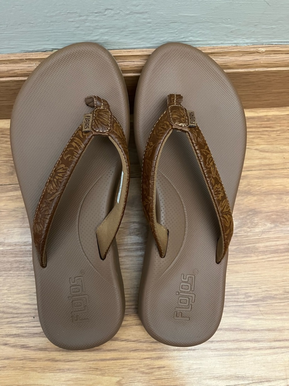 Like New Flojos Rosita Brown Floral-Embossed Flip Flops in size 7